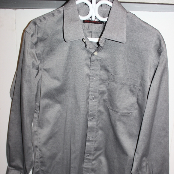 Nice dress shirt with a slight sheen to it - Picture 5 of 5